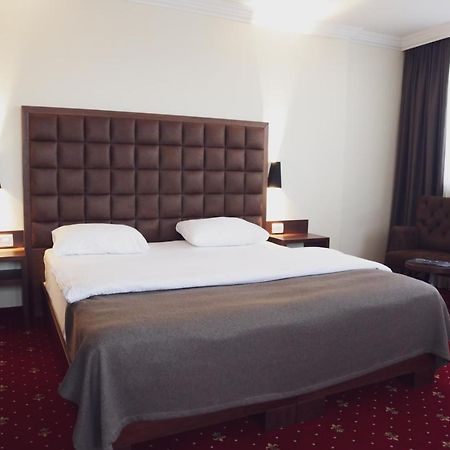 City Hotel พริเซรน ภายนอก รูปภาพ
