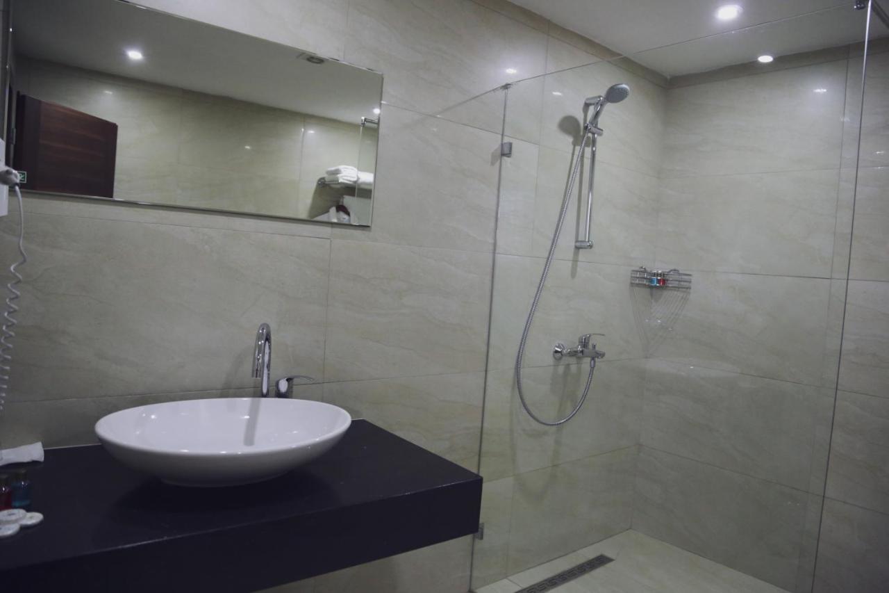 City Hotel พริเซรน ภายนอก รูปภาพ