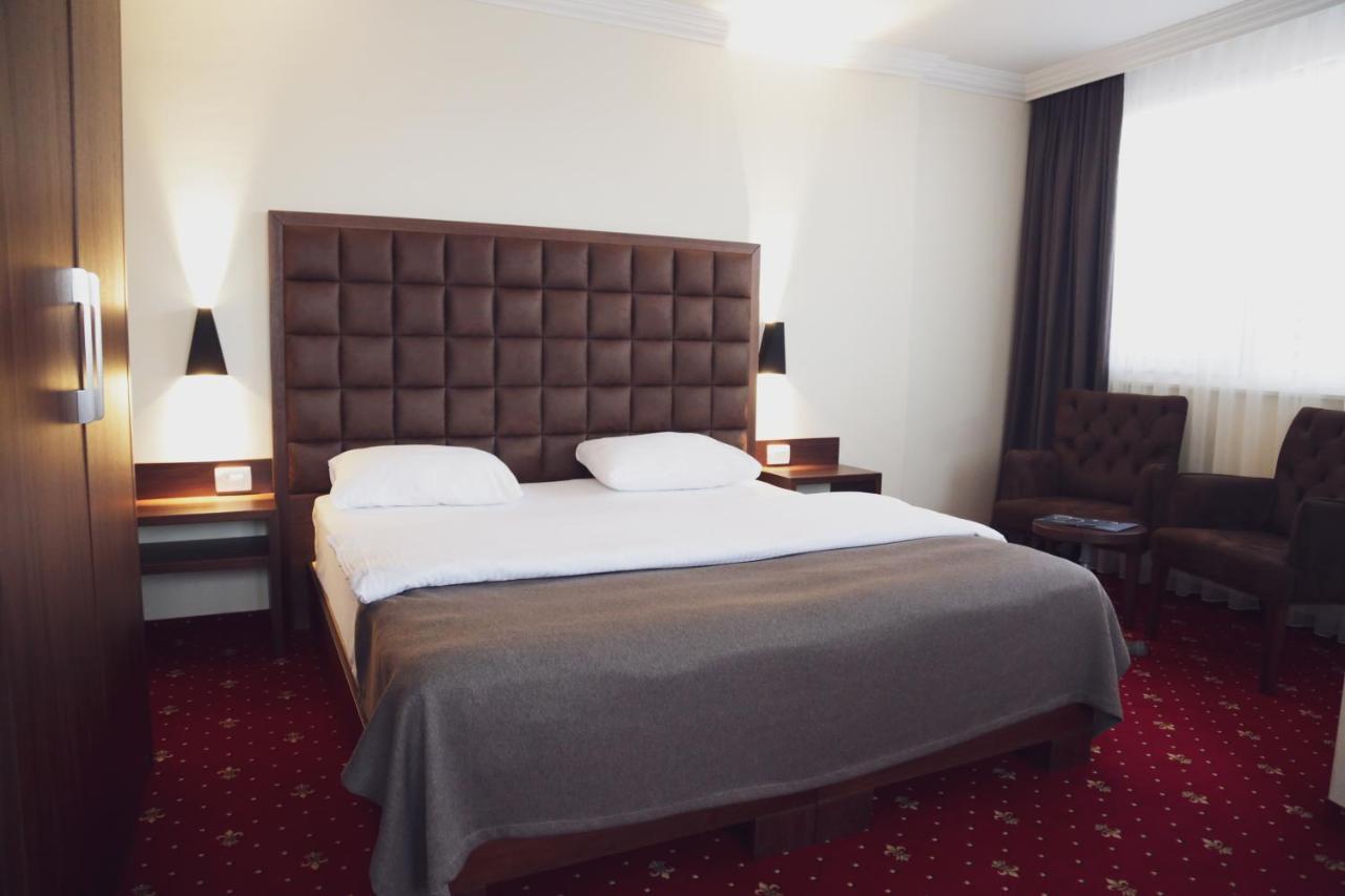City Hotel พริเซรน ภายนอก รูปภาพ
