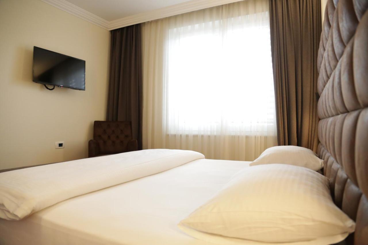City Hotel พริเซรน ภายนอก รูปภาพ