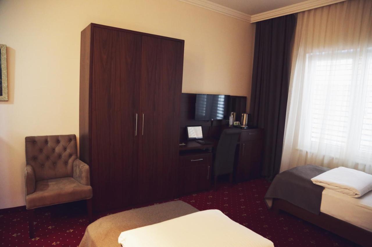 City Hotel พริเซรน ภายนอก รูปภาพ