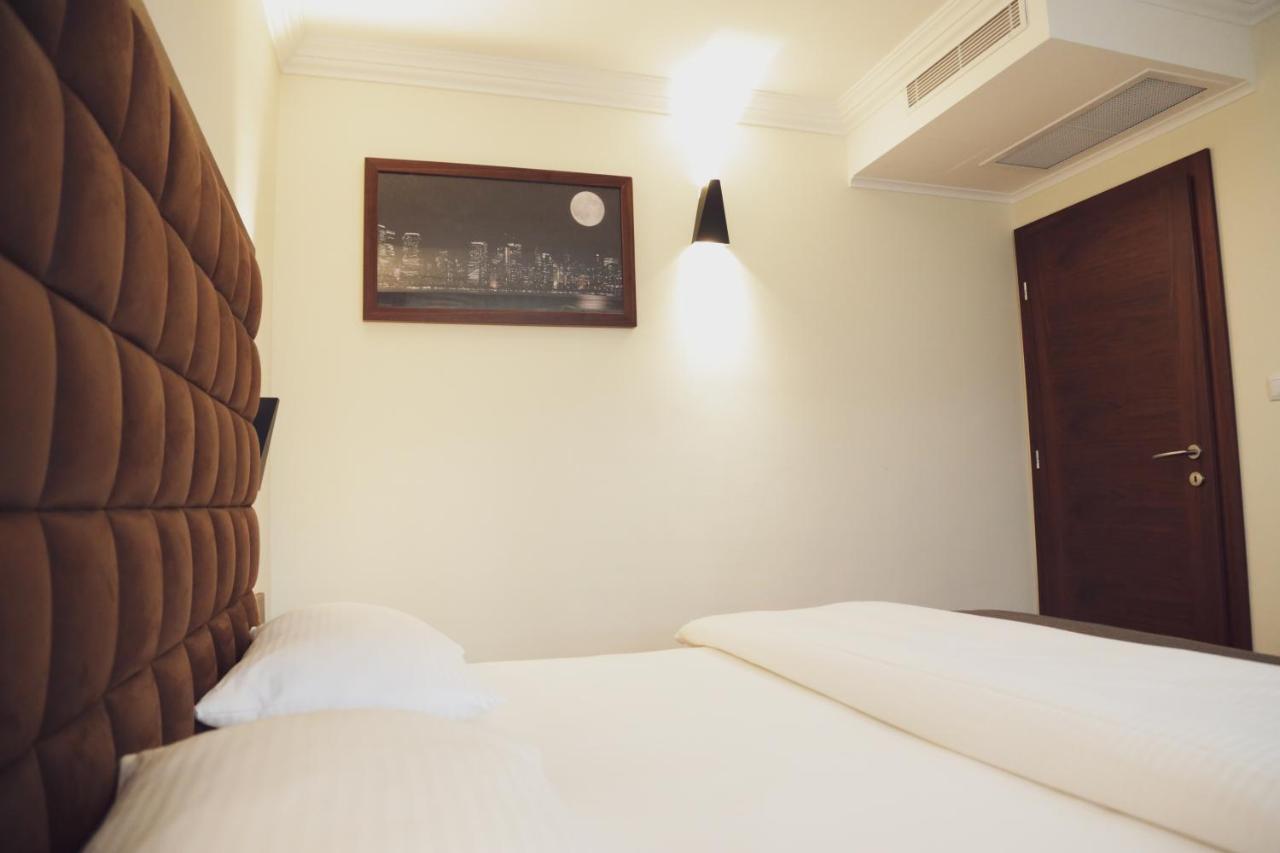 City Hotel พริเซรน ภายนอก รูปภาพ